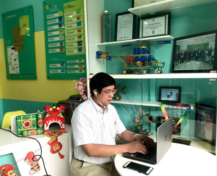 Giáo viên tiểu học thực hiện việc dạy trực tuyến qua internet với học sinh (ảnh minh họa: CTV) Giáo viên tiểu học thực hiện việc dạy trực tuyến qua internet với học sinh (ảnh minh họa: CTV)