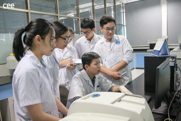 Thầy Chinh (ngồi) đang hướng dẫn một nhóm sinh viên về một đề tài nghiên cứu khoa học (ảnh: NHC) Thầy Chinh (ngồi) đang hướng dẫn một nhóm sinh viên về một đề tài nghiên cứu khoa học (ảnh: NHC)