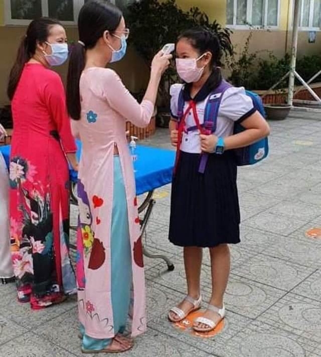 Học sinh trường tiểu học Nguyễn Bỉnh Khiêm được đo thân nhiệt từ cổng vào (ảnh: CTV) Học sinh trường tiểu học Nguyễn Bỉnh Khiêm được đo thân nhiệt từ cổng vào (ảnh: CTV)