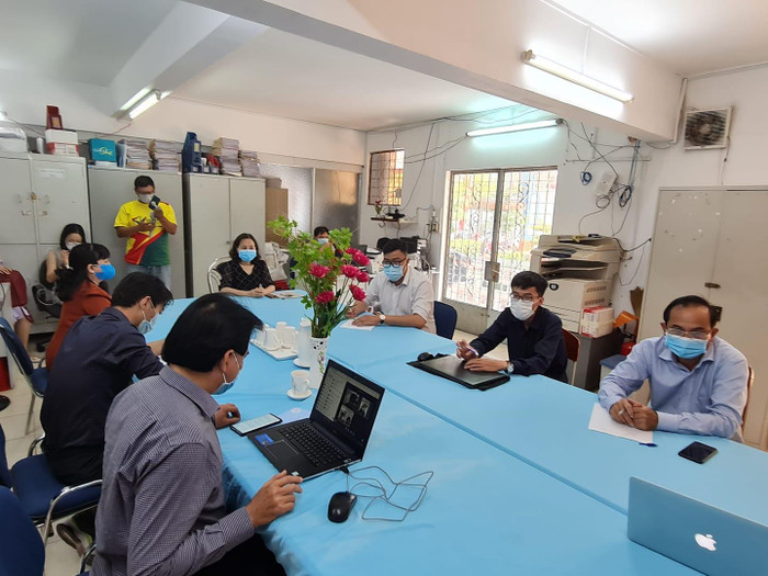 Trường trung học phổ thông Nguyễn Du họp hội đồng sư phạm trực tuyến trưa 1/2 (ảnh: P.L) Trường trung học phổ thông Nguyễn Du họp hội đồng sư phạm trực tuyến trưa 1/2 (ảnh: P.L)