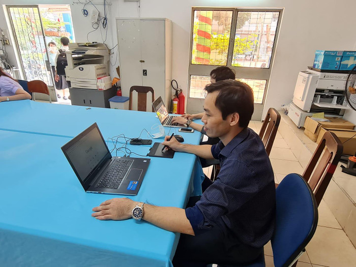 Giáo viên trường trung học phổ thông Nguyễn Du, quận 10 dạy học trực tuyến (ảnh: P.L)