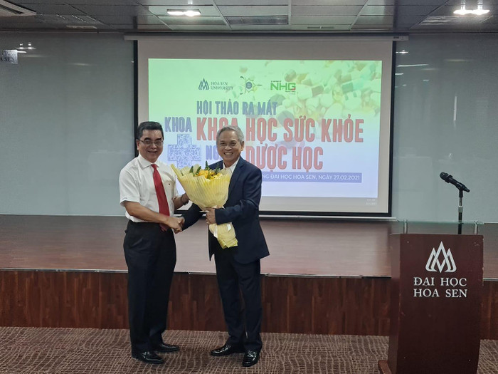 Hiệu trưởng HSU (trái) tặng hoa chúc mừng tân Trưởng khoa Khoa học Sức khỏe (ảnh: P.L) Hiệu trưởng HSU (trái) tặng hoa chúc mừng tân Trưởng khoa Khoa học Sức khỏe (ảnh: P.L)