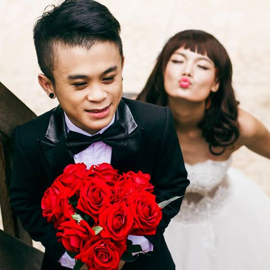 Phạm Xuân Tiến lịch lãm trong bộ vest đen bên cô dâu nhí nhảnh đang tạo dáng "xì tin" Phạm Xuân Tiến lịch lãm trong bộ vest đen bên cô dâu nhí nhảnh đang tạo dáng "xì tin"