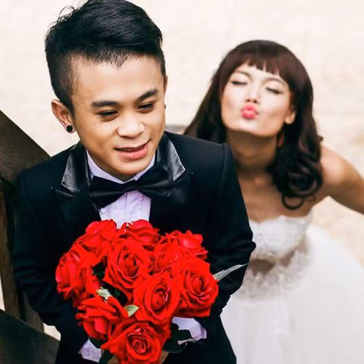 Phạm Xuân Tiến lịch lãm trong bộ vest đen bên cô dâu nhí nhảnh đang tạo dáng "xì tin"