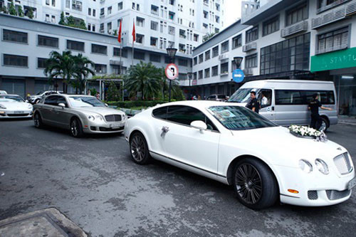 Dàn xe siêu sang trong lễ rước dâu của nữ ca sĩ Trà My Idol. Ảnh: VnExpress.net