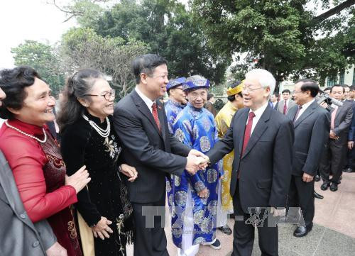 Tổng Bí thư Nguyễn Phú Trọng với nhân dân Thủ đô Hà Nội tại Tượng đài Lý Thái Tổ. (Ảnh: Trí Dũng/TTXVN) Tổng Bí thư Nguyễn Phú Trọng với nhân dân Thủ đô Hà Nội tại Tượng đài Lý Thái Tổ. (Ảnh: Trí Dũng/TTXVN)