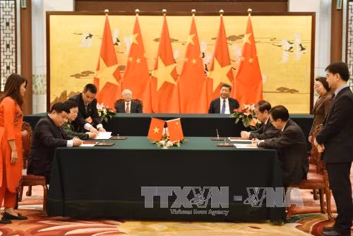 Tổng Bí thư Nguyễn Phú Trọng và Tổng Bí thư, Chủ tịch nước Trung Quốc, Tập Cận Bình chứng kiến Lễ ký kết các Văn kiện hợp tác giữa Việt Nam và Trung Quốc. (Ảnh: TTXVN)