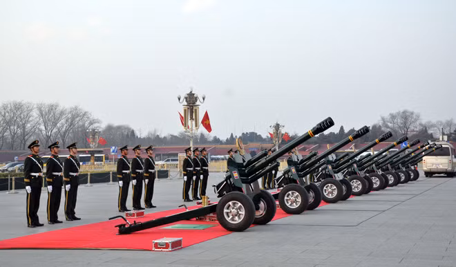 Nghi lễ của Bộ đội Vũ cảnh Trung Quốc trước giờ bắn đại bác.