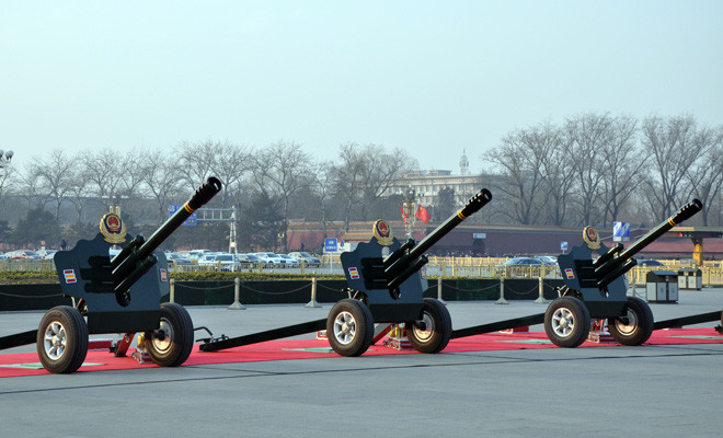 Các khẩu đại bác được sử dụng trong nghi lễ. Các khẩu đại bác được sử dụng trong nghi lễ.