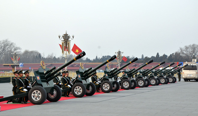 Chỉ huy bắn chuẩn bị phất cờ, đại bác sắp nhả đạn. Chỉ huy bắn chuẩn bị phất cờ, đại bác sắp nhả đạn.