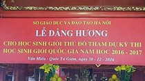 Băng rôn gây xôn xao ở Văn Miếu-Quốc Tử Giám. ảnh vnn Băng rôn gây xôn xao ở Văn Miếu-Quốc Tử Giám. ảnh vnn