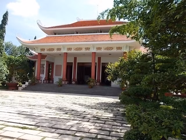 Nhà triển lãm trong khu lưu niệm nữ tướng Nguyễn Thị Định. (Ảnh tác giả cung cấp) Nhà triển lãm trong khu lưu niệm nữ tướng Nguyễn Thị Định. (Ảnh tác giả cung cấp)