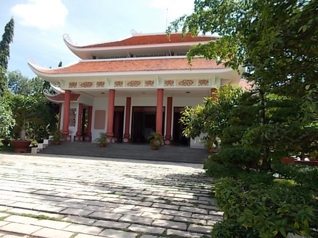 Nhà triển lãm trong khu lưu niệm nữ tướng Nguyễn Thị Định. (Ảnh tác giả cung cấp) Nhà triển lãm trong khu lưu niệm nữ tướng Nguyễn Thị Định. (Ảnh tác giả cung cấp)