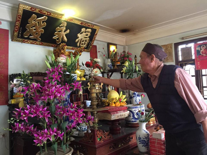 Các gia đình nên sắp xếp và lau dọn bàn thờ thật sạch sẽ trước khi cúng Tất niên. (Ảnh: phapluatplus.vn) Các gia đình nên sắp xếp và lau dọn bàn thờ thật sạch sẽ trước khi cúng Tất niên. (Ảnh: phapluatplus.vn)