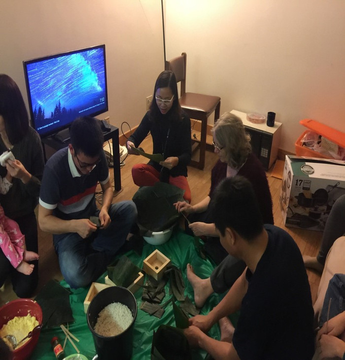 Các du học sinh và bạn bè quốc tế cùng gói bánh chưng.