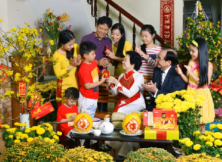 Phong tục ngày Tết, phong tục lì xì là một nét văn hóa truyền thống của người Việt. (Ảnh: Vietq.vn)