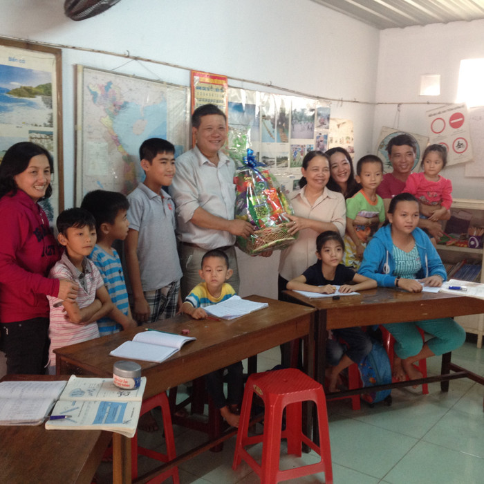 Trường THCS Tân An Trao quà cho học sinh khiếm thính. (Ảnh tác giả cung cấp) Trường THCS Tân An Trao quà cho học sinh khiếm thính. (Ảnh tác giả cung cấp)