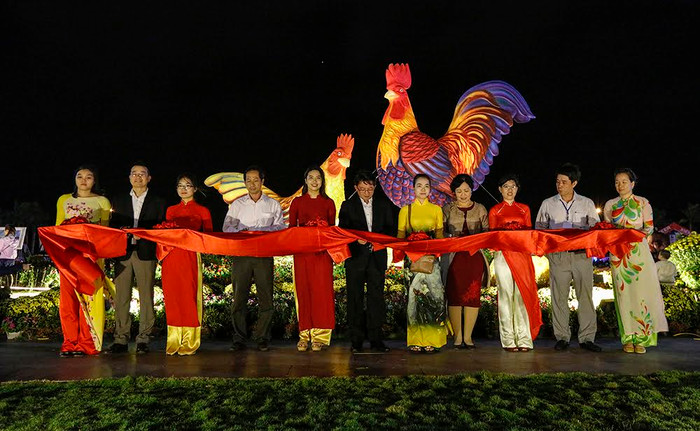 Chủ tịch tỉnh Bình Định - ông Hồ Quốc Dũng cùng các doanh nghiệp ngành du lịch cắt băng khai mạc Lễ hội du lịch Bình Định trong dịp Tết Đinh Dậu.
