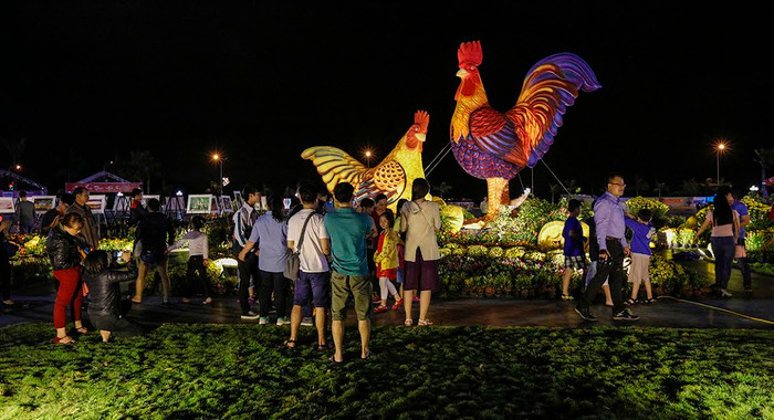 Đông đảo khách tham quan Lễ hội du lịch Bình Định.