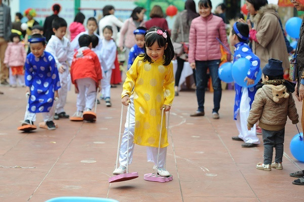 Học sinh hào hứng trải nghiệm những trò chơi dân gian tại hội xuân. Học sinh hào hứng trải nghiệm những trò chơi dân gian tại hội xuân.