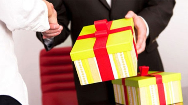 Việc nhận quà hay không chủ yếu vẫn ở cái tâm của từng người. (Ảnh minh họa trên báo Danviet.vn) Việc nhận quà hay không chủ yếu vẫn ở cái tâm của từng người. (Ảnh minh họa trên báo Danviet.vn)