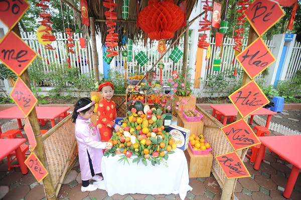 Cùng bảy mâm ngũ quả nào. Cùng bảy mâm ngũ quả nào.