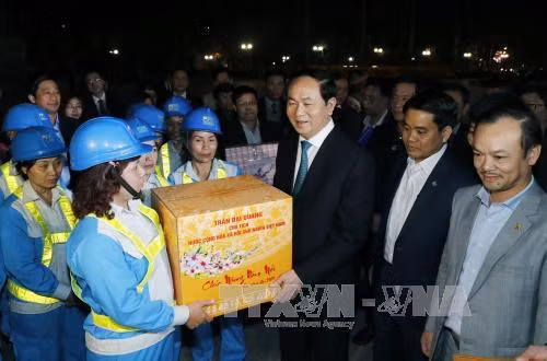 Chủ tịch nước Trần Đại Quang đi thăm, kiểm tra và tặng quà Tết cho các công nhân vệ sinh môi trường. (Ảnh: Nhan Sáng/TTXVN)