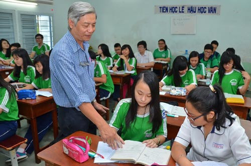 Dù mức thưởng Tết thấp nhưng nhờ khéo chi tiêu, các thầy cô vẫn đón Xuân vui vẻ cùng gia đình. (Ảnh minh họa trên Báo Người Lao Động) Dù mức thưởng Tết thấp nhưng nhờ khéo chi tiêu, các thầy cô vẫn đón Xuân vui vẻ cùng gia đình. (Ảnh minh họa trên Báo Người Lao Động)