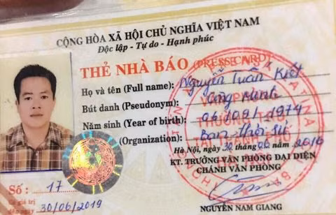 Mặt sau của tấm thẻ được cho là giả mạo.