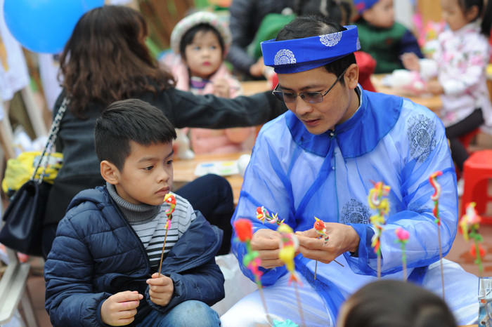 Các em học sinh chăm chú khi được nghệ nhân giải thích ý nghĩa của những hình tò he truyền thống. Các em học sinh chăm chú khi được nghệ nhân giải thích ý nghĩa của những hình tò he truyền thống.