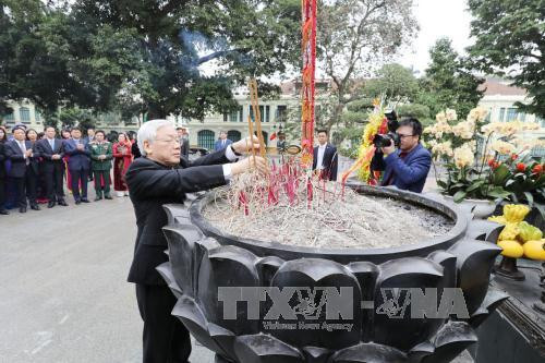 Tổng Bí thư Ban Chấp hành Trung ương Đảng Cộng sản Việt Nam Nguyễn Phú Trọng dâng hương tại Tượng đài Lý Thái Tổ. (Ảnh: Trí Dũng/TTXVN) Tổng Bí thư Ban Chấp hành Trung ương Đảng Cộng sản Việt Nam Nguyễn Phú Trọng dâng hương tại Tượng đài Lý Thái Tổ. (Ảnh: Trí Dũng/TTXVN)
