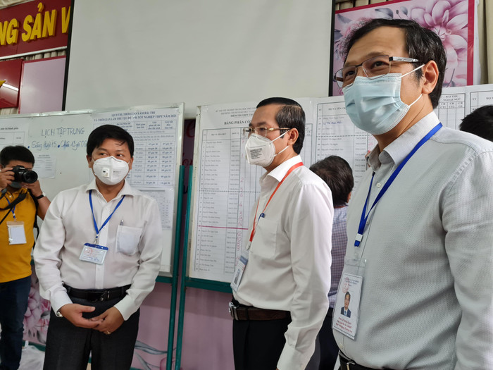 Thứ trưởng Nguyễn Văn Phúc (giữa) và điểm trưởng điểm thi trường Trưng Vương (ảnh: P.L) Thứ trưởng Nguyễn Văn Phúc (giữa) và điểm trưởng điểm thi trường Trưng Vương (ảnh: P.L)