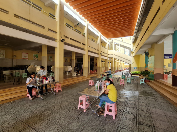 Phụ huynh, thí sinh nghỉ trưa tại trường tiểu học Nguyễn Bỉnh Khiêm, quận 1 (ảnh: P.L)