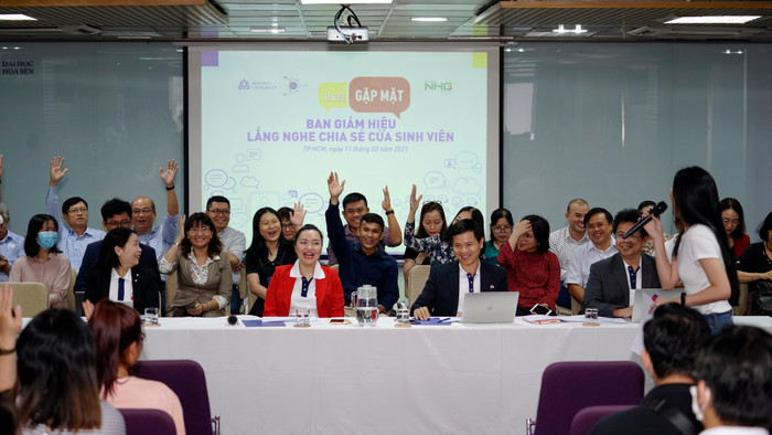 Phó Giáo sư Võ Thị Ngọc Thúy và các thành viên lãnh đạo trường HSU lắng nghe tiếng nói sinh viên (ảnh: HSU) Phó Giáo sư Võ Thị Ngọc Thúy và các thành viên lãnh đạo trường HSU lắng nghe tiếng nói sinh viên (ảnh: HSU)