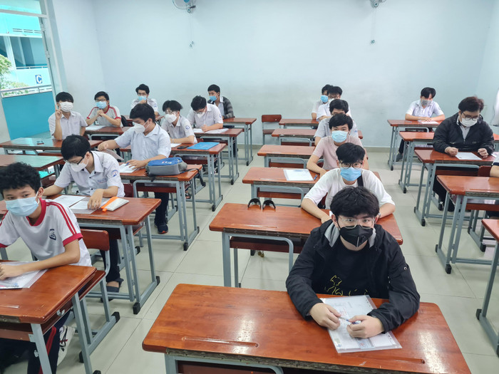 Thí sinh P. tại điểm thi Đoàn Thị Điểm, quận 3 chiều ngày 6/7 (ảnh: P.L) Thí sinh P. tại điểm thi Đoàn Thị Điểm, quận 3 chiều ngày 6/7 (ảnh: P.L)
