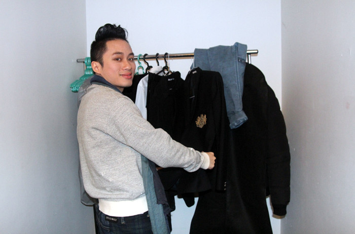 Tùng Dương lựa chọn trang phục diễn.