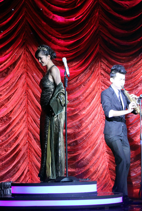 Tuy nhiên, nữ ca sỹ bất ngờ cởi áo...