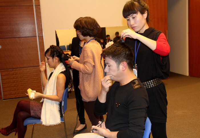 Với chiếc điện thoại, Bằng Kiều chăm chỉ tập luyện những điệu ngân nga, nhấn nhả trong các bài hát.