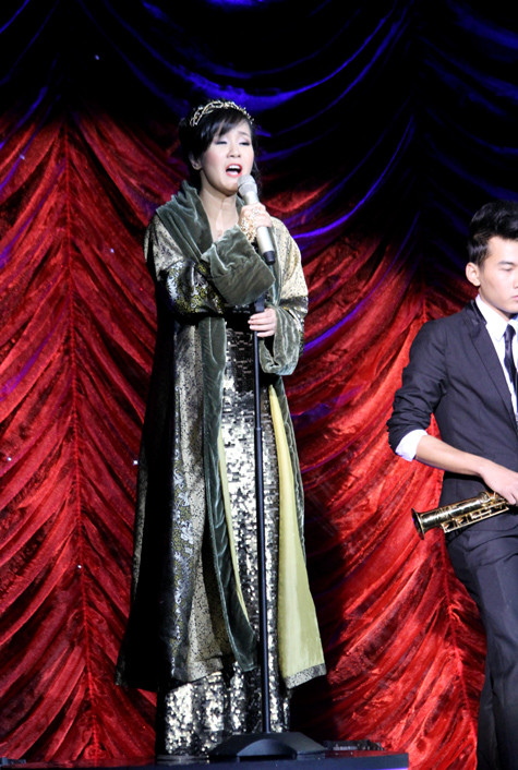 Ban đầu, Hồng Nhung xuất hiện kín đáo với chiếc áo khoác ngoài ấm áp.