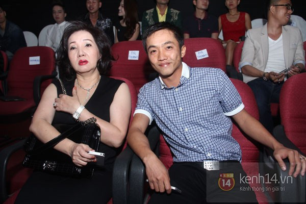 Cường Đô La bất ngờ cùng mẹ đi xem The Voice và cổ vũ cho HLV Hồ Ngọc Hà Cường Đô La bất ngờ cùng mẹ đi xem The Voice và cổ vũ cho HLV Hồ Ngọc Hà