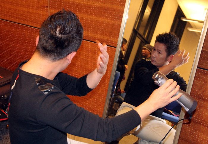 Rất cẩn thận, anh tự tay 'tút tát' nhan sắc.