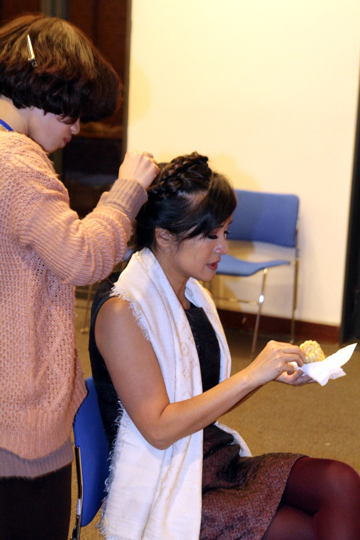 Chị ăn lót dạ trước khi lên hát.