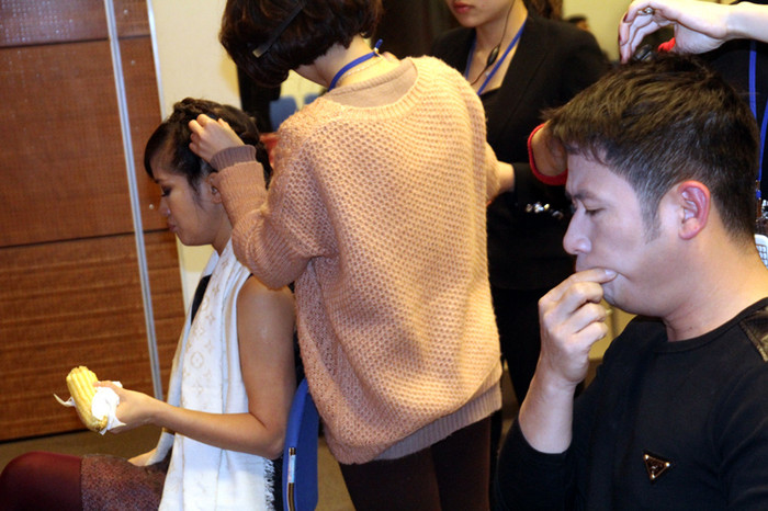 Bằng Kiều bóp miệng tập một đoạn nhạc khó.