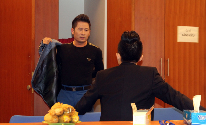 Sát giờ diễn, Bằng Kiều và Tùng Dương rất hồi hộp.