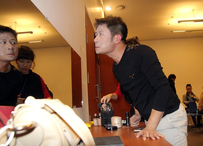 Trong phòng trang điểm, thay đồ, anh tỉ mỉ cho sự xuất hiện trước công chúng lần thứ 2.