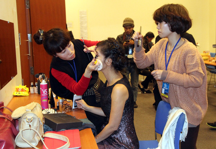 Hồng Nhung được chăm sóc cẩn thận mỗi lần xuất hiện trước khán giả.