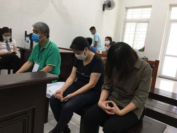 Nói lời sau cùng trước khi nghị án, 3 bị cáo đều bày tỏ sự ăn năn, hối hận và chia buồn với gia đình nạn nhân mong được tha thứ. Ảnh: Vũ Phương. Nói lời sau cùng trước khi nghị án, 3 bị cáo đều bày tỏ sự ăn năn, hối hận và chia buồn với gia đình nạn nhân mong được tha thứ. Ảnh: Vũ Phương.