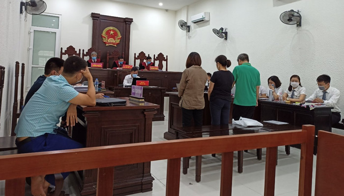 3 bị cáo khai trước tòa. Ảnh: Vũ Phương. 3 bị cáo khai trước tòa. Ảnh: Vũ Phương.