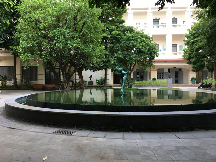 Đài phun nước, sân vườn được Hiệu trưởng Lê Văn Sửu làm lại từ tiền ngân sách dù sân vườn, đài phun nước trước đó do người tiền nhiệm mới hoàn thành. Ảnh: Vũ Phương. Đài phun nước, sân vườn được Hiệu trưởng Lê Văn Sửu làm lại từ tiền ngân sách dù sân vườn, đài phun nước trước đó do người tiền nhiệm mới hoàn thành. Ảnh: Vũ Phương.