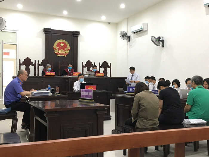 Ba bị cáo được đại diện Viện kiểm sát đề nghị giảm hình phạt. Ảnh: Vũ Phương. Ba bị cáo được đại diện Viện kiểm sát đề nghị giảm hình phạt. Ảnh: Vũ Phương.